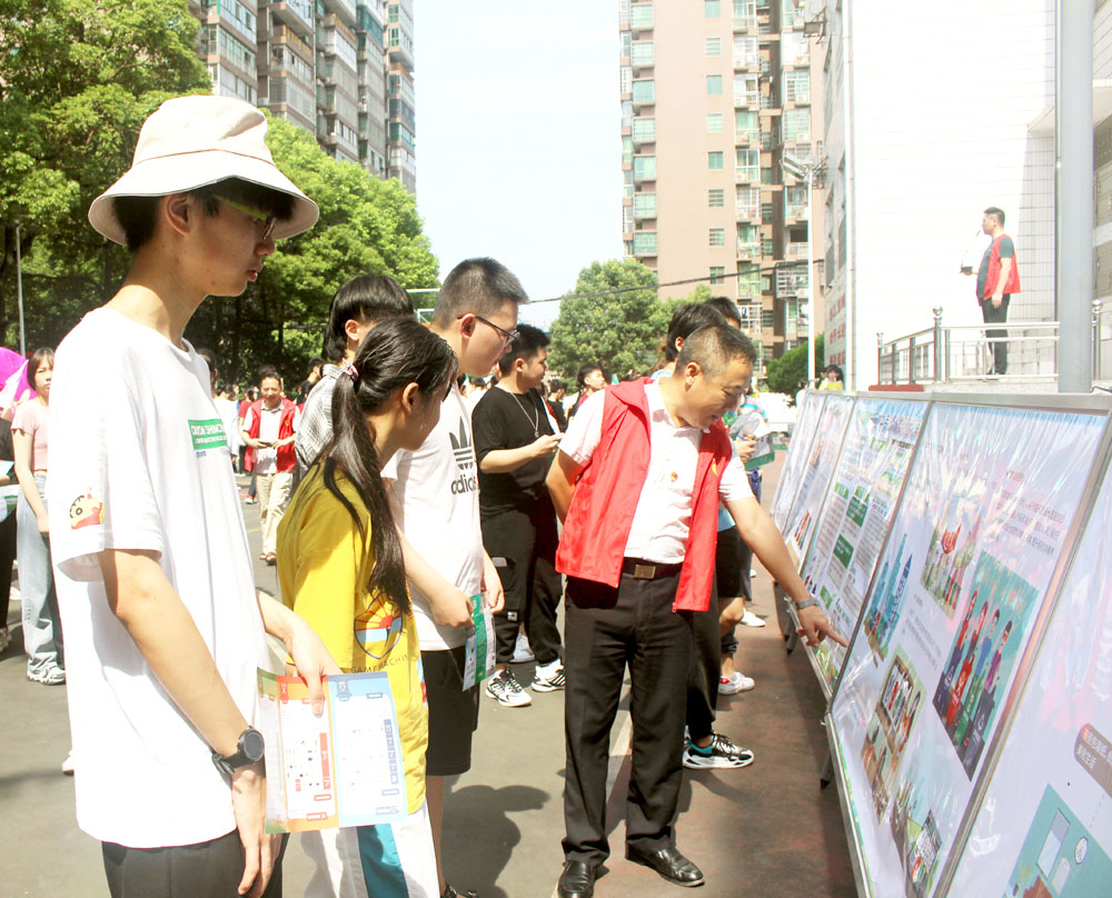 附屬藝術(shù)中專第一支部開展“學史力行辦實事 垃類分類促文明”主題黨日活動