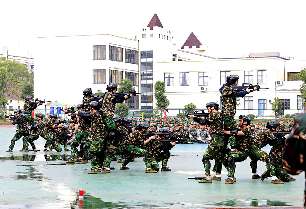 衡陽幼高專舉行2021級(jí)新生軍訓(xùn)匯報(bào)表演暨總結(jié)表彰大會(huì)