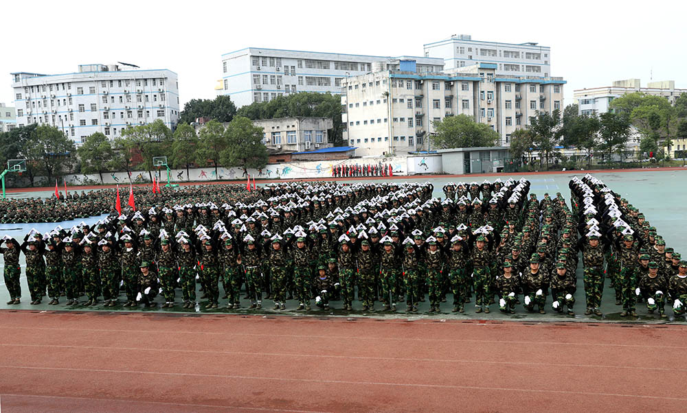 衡陽幼高專舉行2021級(jí)新生軍訓(xùn)匯報(bào)表演暨總結(jié)表彰大會(huì)