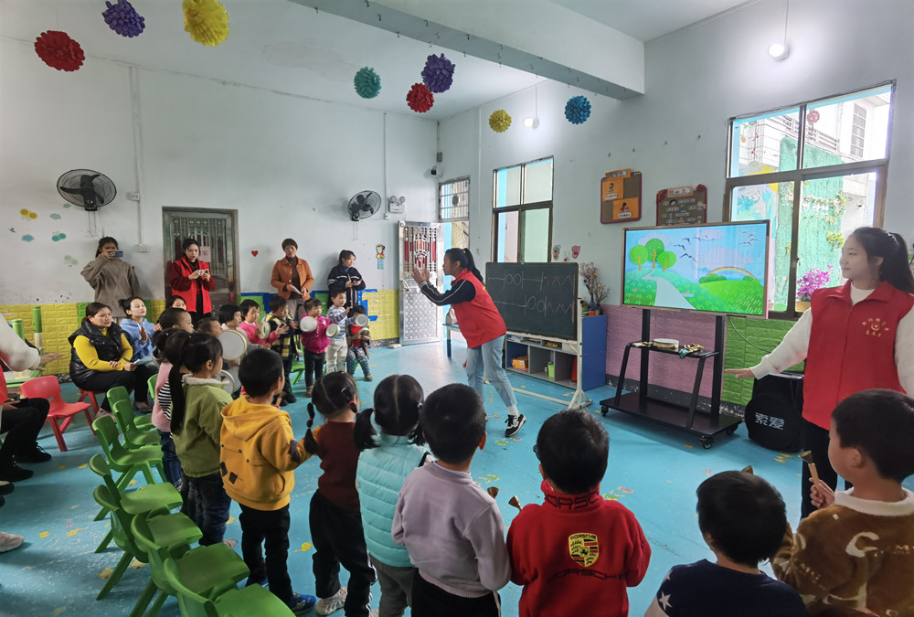 “我為鄉(xiāng)村幼兒園辦實事”             ——衡陽幼高專學前教育學院師生為結(jié)對幫扶幼兒園送教送培到園