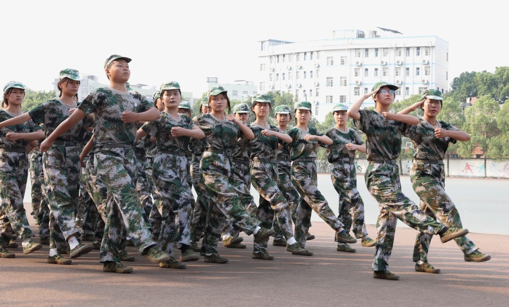 衡陽幼兒師專舉行2022級新生軍訓匯報表演暨總結 表彰大會