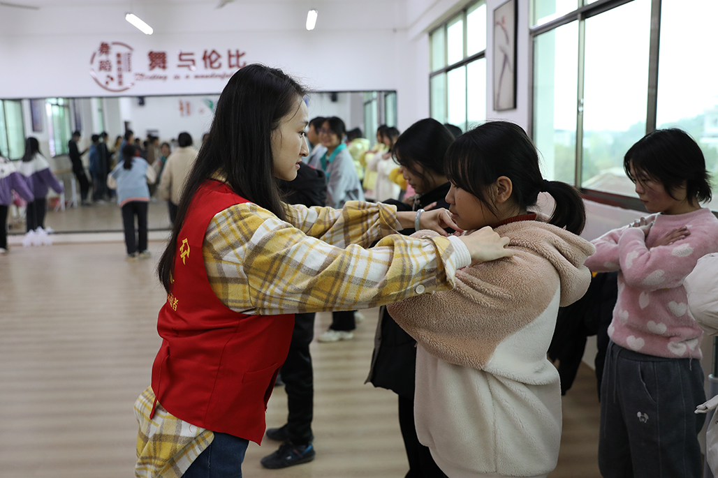 衡陽幼兒師范高等?？茖W(xué)校積極開展“百千萬‘藝術(shù)童伴’——留守兒童關(guān)愛工程”支教幫扶活動